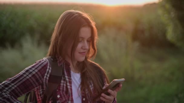 젊은 여자가 스마트폰을 사용 한다. — 비디오