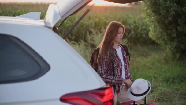 Mujer viajero va de viaje. — Vídeos de Stock