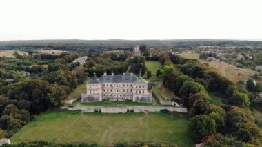 Antik şatonun havadan görünüşü.