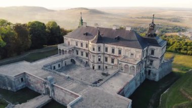 Antik şatonun havadan görünüşü.