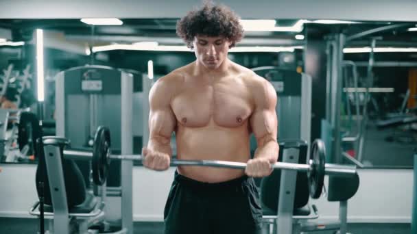 Hombre atlético haciendo levantamiento de pesas. — Vídeos de Stock