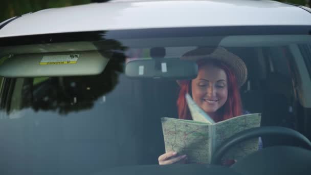 Femme chauffeur regardant la carte. — Video