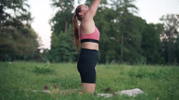 Woman doing yoga. — Stock Video