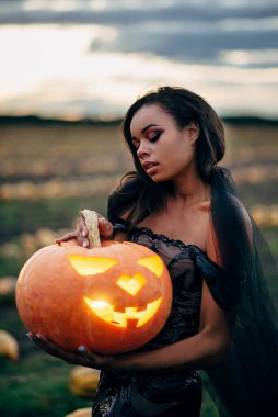 Balkabaklı siyah kadın portresi.