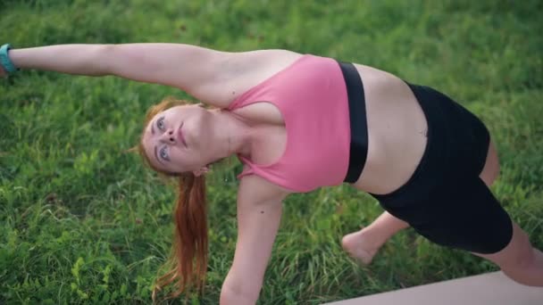 Woman doing yoga. — Stock Video