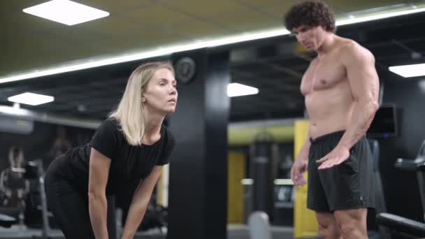 Mulher Exercício com instrutor. — Vídeo de Stock