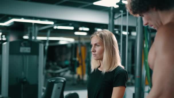 Vrouw Oefenen met Trainer. — Stockvideo