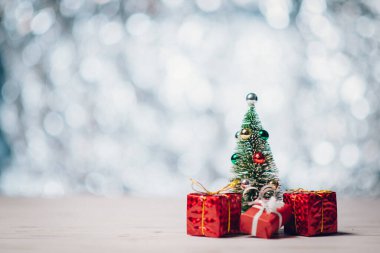 Yılbaşı ve Yeni Yıl kompozisyonu bulanık mavi arkaplanda metin için yer var.