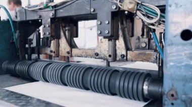 Polipropilen poşet üretimi. Giyotin makinesi çantalar için malzeme kesiyor..