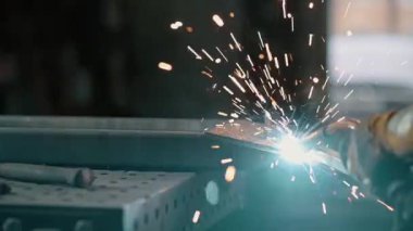 Mig kaynaklarıyla çelik kaynaklama. Ellerinizi yakın tutun. Yavaş çekim.