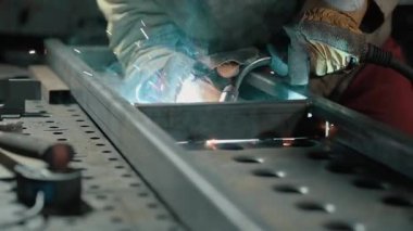 Mig kaynaklarıyla çelik kaynaklama. Ellerinizi yakın tutun. Yavaş çekim.