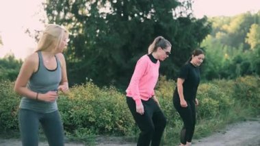 Parkta spor yapan üç orta yaşlı kız arkadaş..