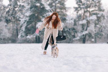 Zarif Kadın Kar Parkı 'nda Pug' uyla Huzurlu Kış Yürüyüşü Yapıyor.