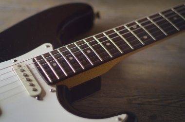 Vintage tozlu elektro gitar rustik ahşap bir masa üzerinde