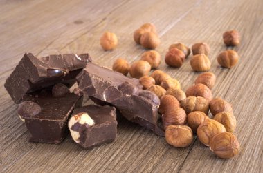 Çikolata fındık rustik ahşap bir masa üzerinde adet ile