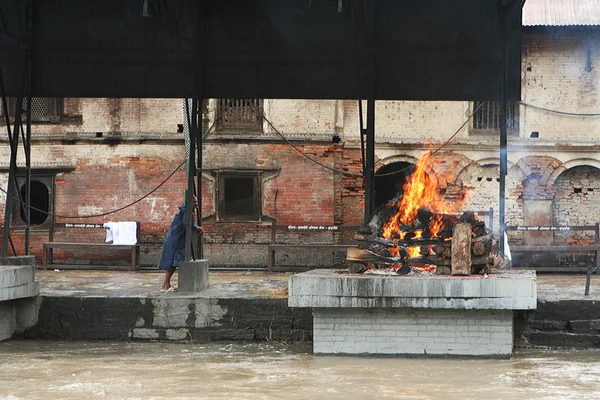 Kathmandu, Nepal - April. 2012 crematie ghats Rechtenvrije Stockafbeeldingen