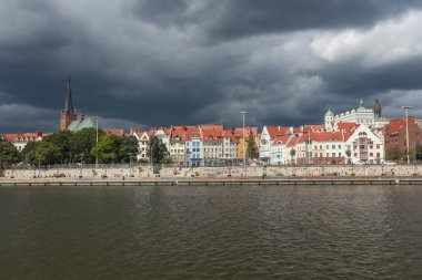 Szczecin şehrin görünümünü (fırtına öncesi kıllar). Polonya