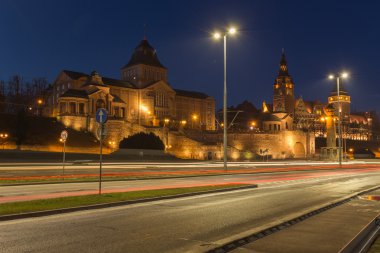 Polonya Szczecin şehirde bir gece görünümü