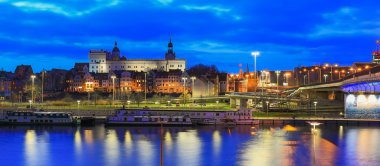 Polonya Szczecin şehirde bir gece görünümü