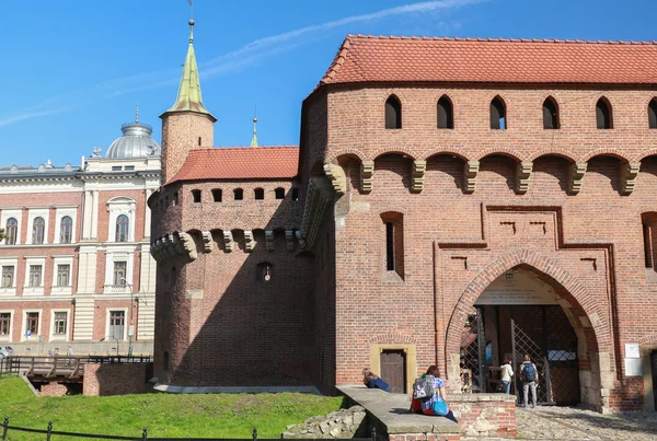 Una vista de la fortificación de Cracovia, Barbakan en Polonia — Foto de Stock