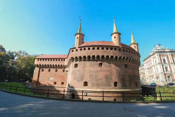 Una vista de la fortificación de Cracovia, Barbakan en Polonia — Foto de Stock