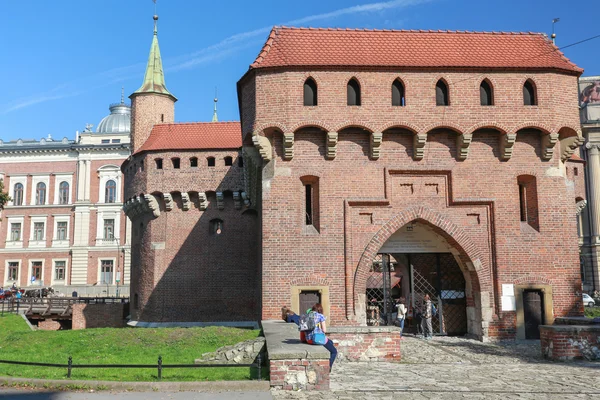 Una vista de la fortificación de Cracovia, Barbakan en Polonia — Foto de Stock