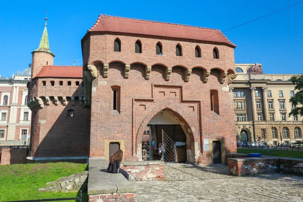 Una vista de la fortificación de Cracovia, Barbakan en Polonia — Foto de Stock