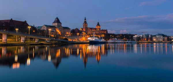 Blick auf die Stadt Szczecin bei Nacht, Polen, Uferpromenade, Chrobry-Damm lizenzfreie Stockbilder