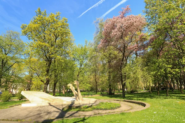 Pohled z parku Planty Nejznámějším místem pro procházky v Krakově. Polsko — Stock fotografie