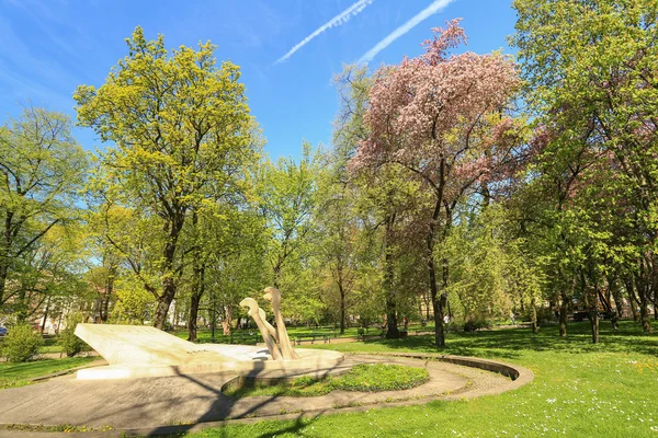 A kilátás a Planty park a leghíresebb hely sétálni Krakkóban. Lengyelország — Stock Fotó