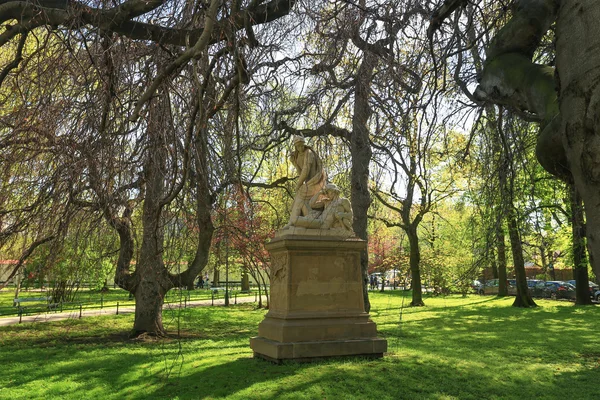 Uma vista do Parque Planty o lugar mais famoso para passeios em Cracóvia. Polónia — Fotografia de Stock