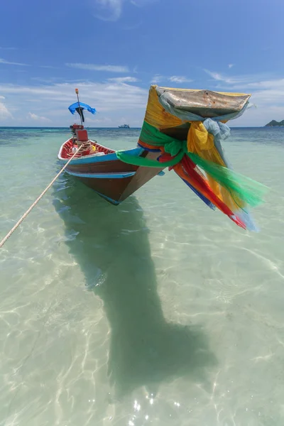 Традиционная лодка на пляже Таиланда — стоковое фото