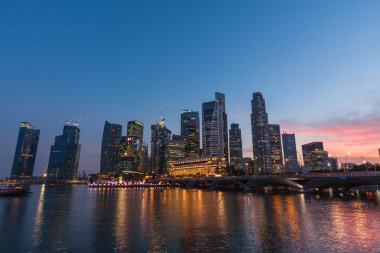 Singapur şehir merkezi gece tarafından doğal bir görünüm