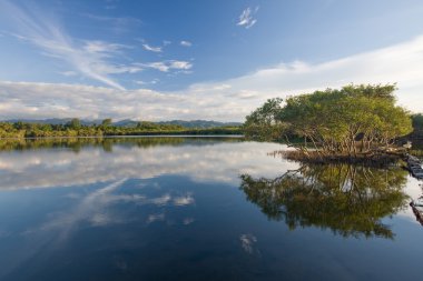 Göl yansıması doğal görünümünü