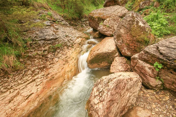 Dağ şelale, manzara görünümünü