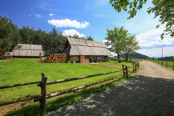 Widok na schronisko górskie — Zdjęcie stockowe