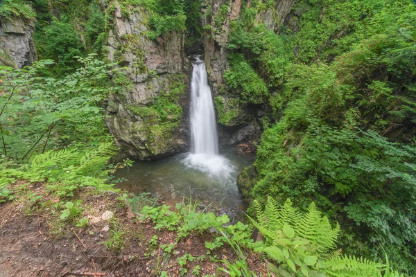 Ein malerischer Blick auf den Wasserfall wilczki in Polen — Stockfoto