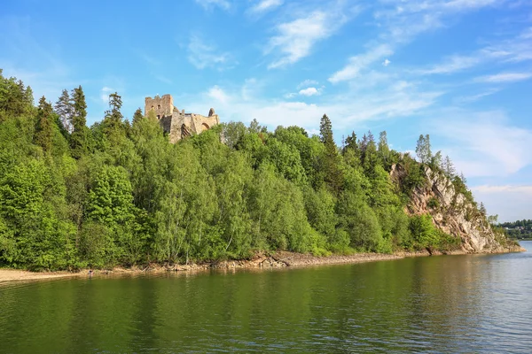 Vista do castelo Czorsztyn na Polónia — Fotografia de Stock