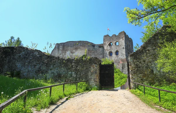 Vista panorámica del castillo de Czorsztyn en Polonia. Pieniny montaña — Foto de Stock