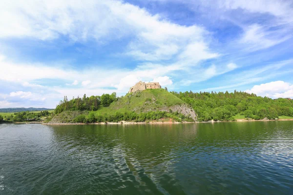 Czorsztyn kalenin Polonya doğal görünümünü. Pieniny dağın — Stok fotoğraf