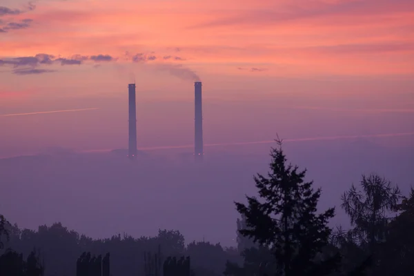 Dymiące kominy o wschodzie słońca — Zdjęcie stockowe