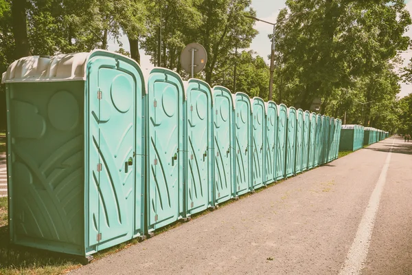 Vintage. Vista dos banheiros públicos portáteis, efeito de filme antigo — Fotografia de Stock