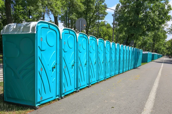 Görünüm taşınabilir genel tuvalet — Stok fotoğraf