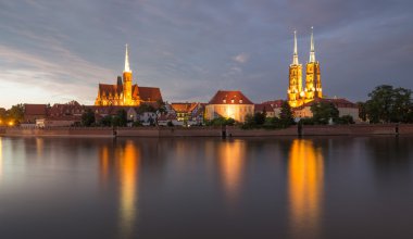 Wroclaw. Günbatımı Ostrow Tumski Polonya tarihi bölgesinin görünümünü