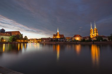 Wroclaw. Günbatımı Ostrow Tumski Polonya tarihi bölgesinin görünümünü
