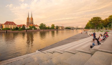 Wroclaw. Günbatımı Ostrow Tumski Polonya tarihi bölgesinin görünümünü