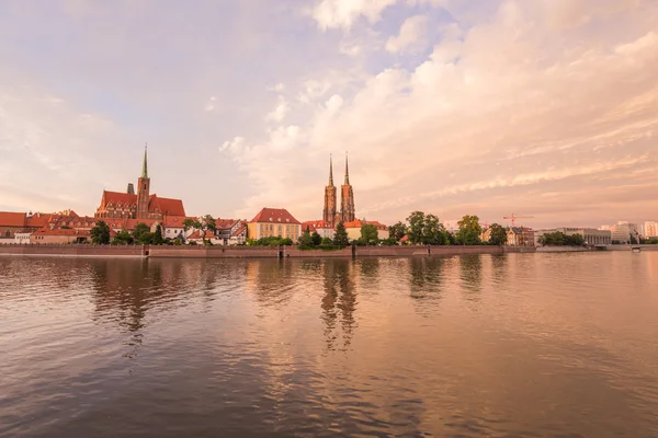 Wroclaw. Vista do pôr-do-sol do bairro histórico Ostrow Tumski Polónia — Fotografia de Stock