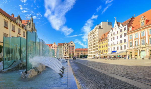 Vista de la Fuente en la antigua plaza de la Wroclaw, Polonia — Foto de Stock