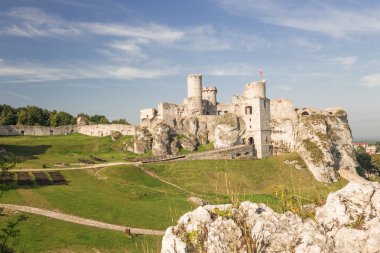 Kalenin doğal görünümü Ogrodzieniec köyde mahveder. Polonya