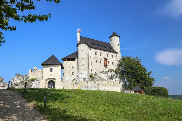 Vista panorámica del castillo medieval en el pueblo de Bobolice. Polonia — Foto de Stock